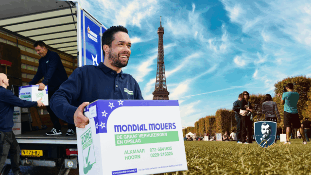 Verhuizers van De Graaf Verhuizingen tillen verhuisdozen van Mondial Movers met de Eiffeltoren op de achtergrond, symbool voor een internationale verhuizing naar Frankrijk.